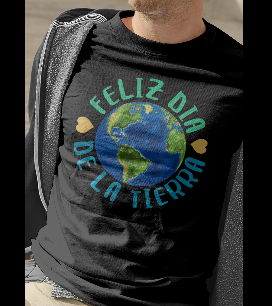 Feliz Dia De La Tierra Earth Globe With Hearts T-Shirt