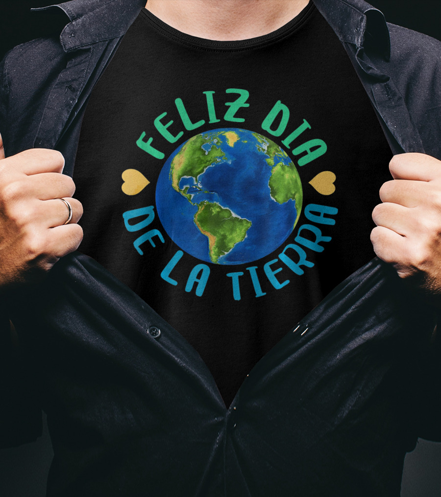 Feliz Dia De La Tierra Earth Globe With Hearts T-Shirt
