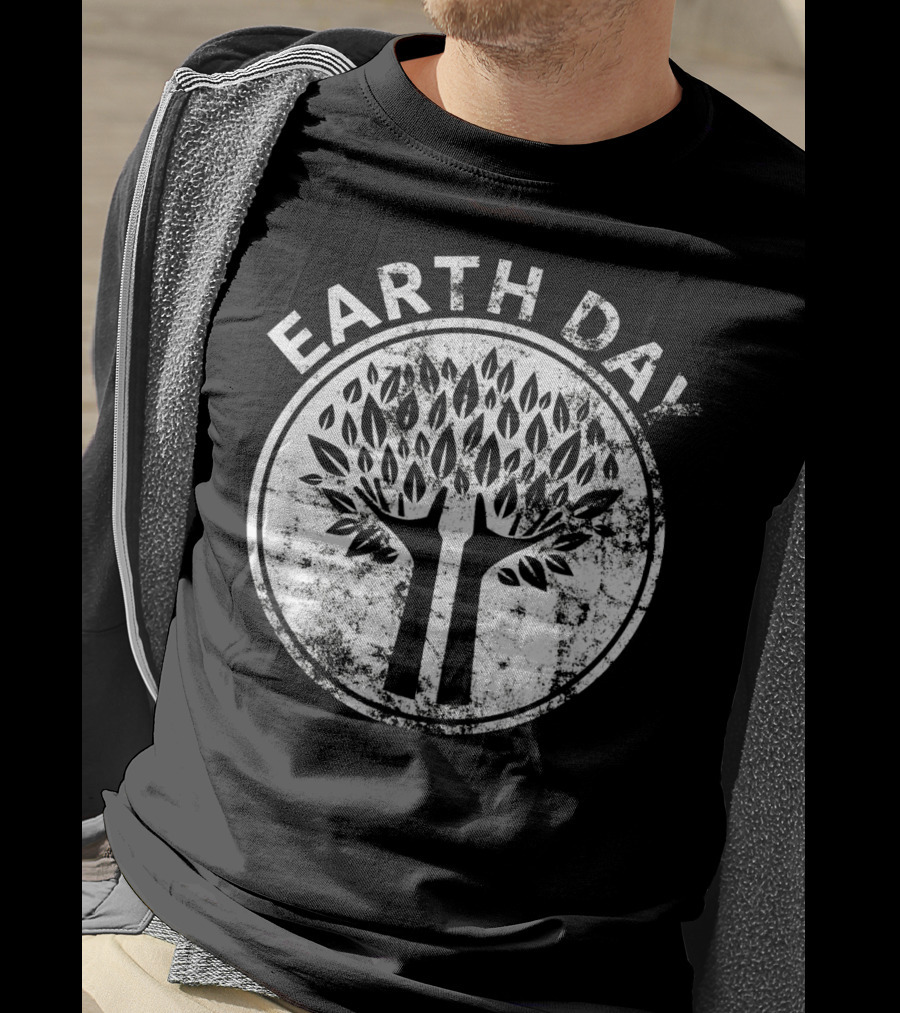 EARTH DAY Hands Tree Lover Natur Vintage Distressed Circle Emblem T-Shirt