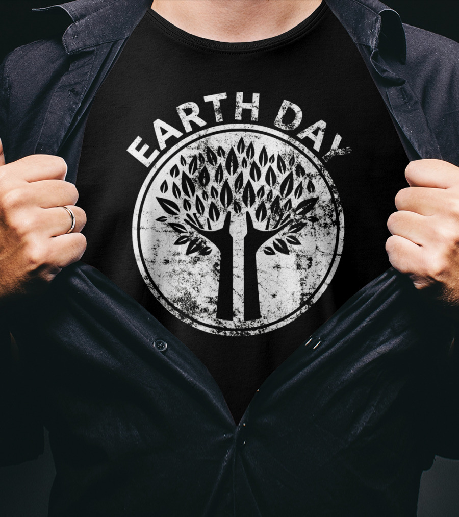 EARTH DAY Hands Tree Lover Natur Vintage Distressed Circle Emblem T-Shirt