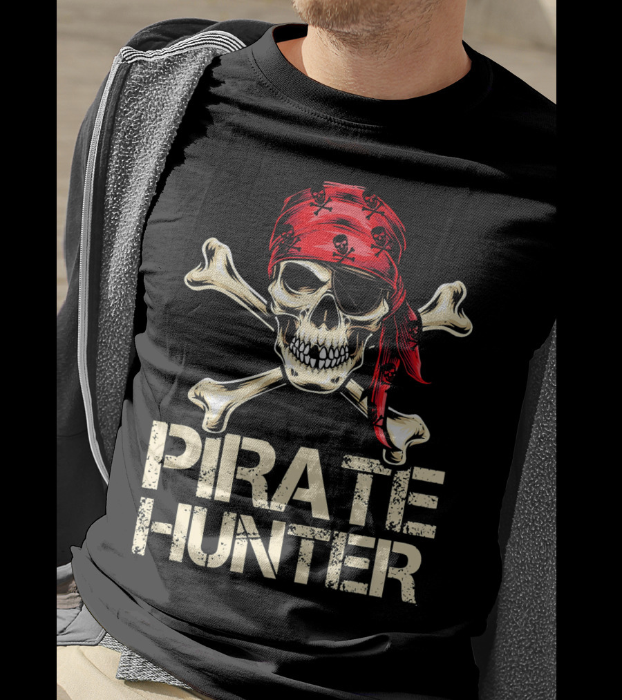 PIRATE HUNTER Funny Birthday Skull Crossbones Red Bandana T-Shirt