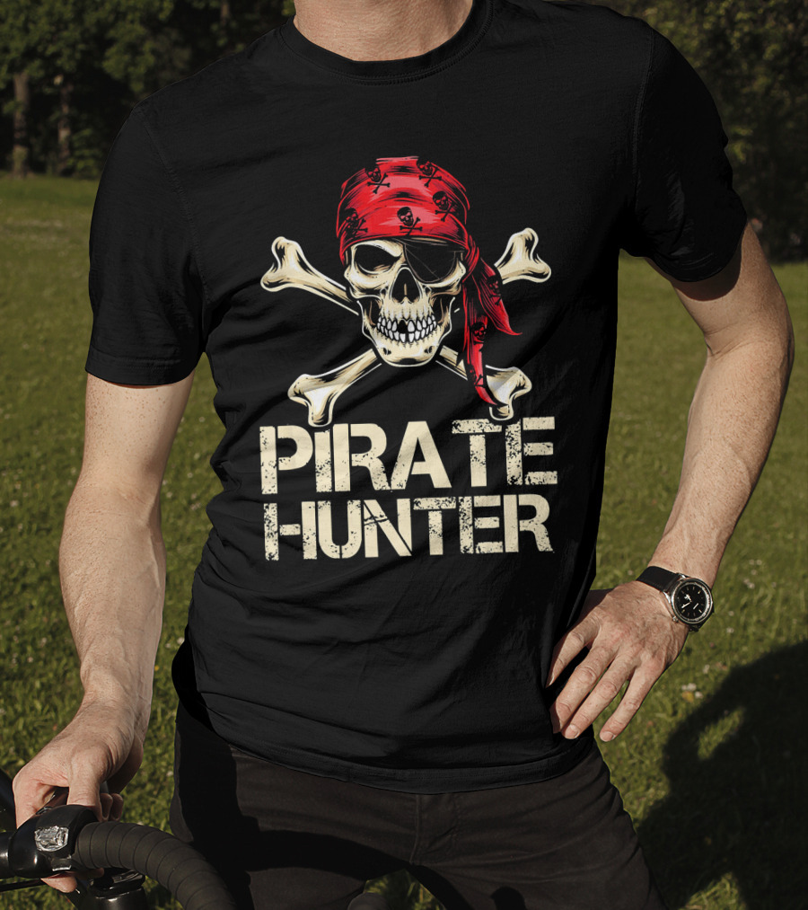PIRATE HUNTER Funny Birthday Skull Crossbones Red Bandana T-Shirt