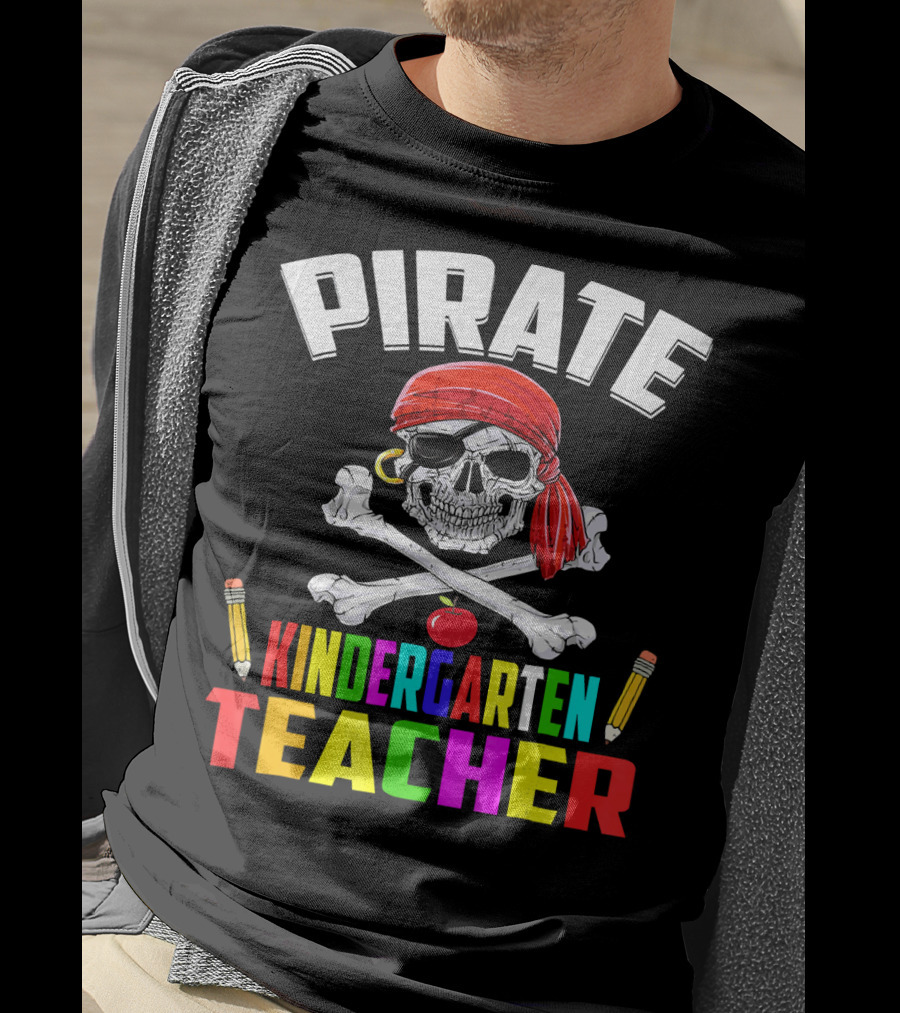 PIRATE KINDERGARTEN TEACHER Skull Crossbones Pencils Apple T-Shirt