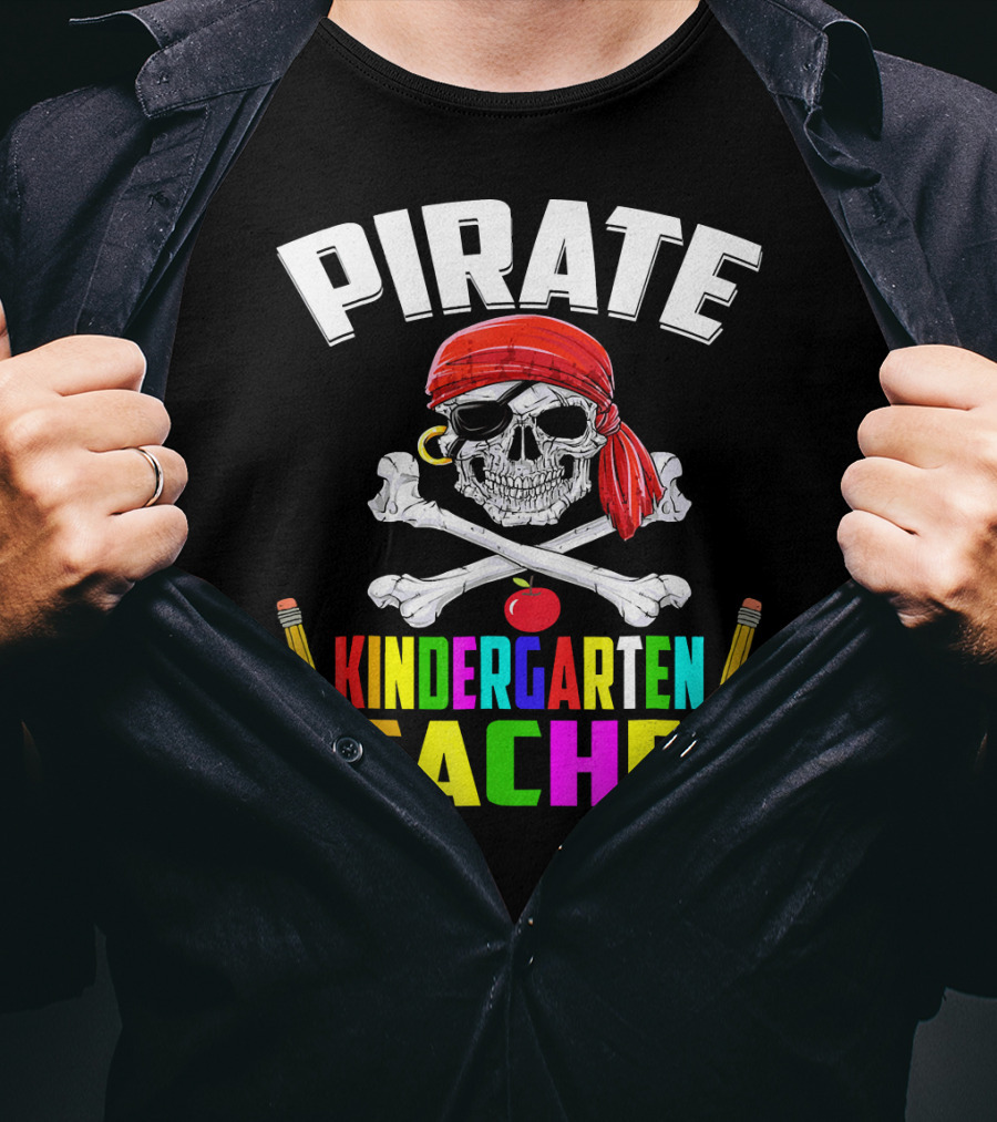 PIRATE KINDERGARTEN TEACHER Skull Crossbones Pencils Apple T-Shirt