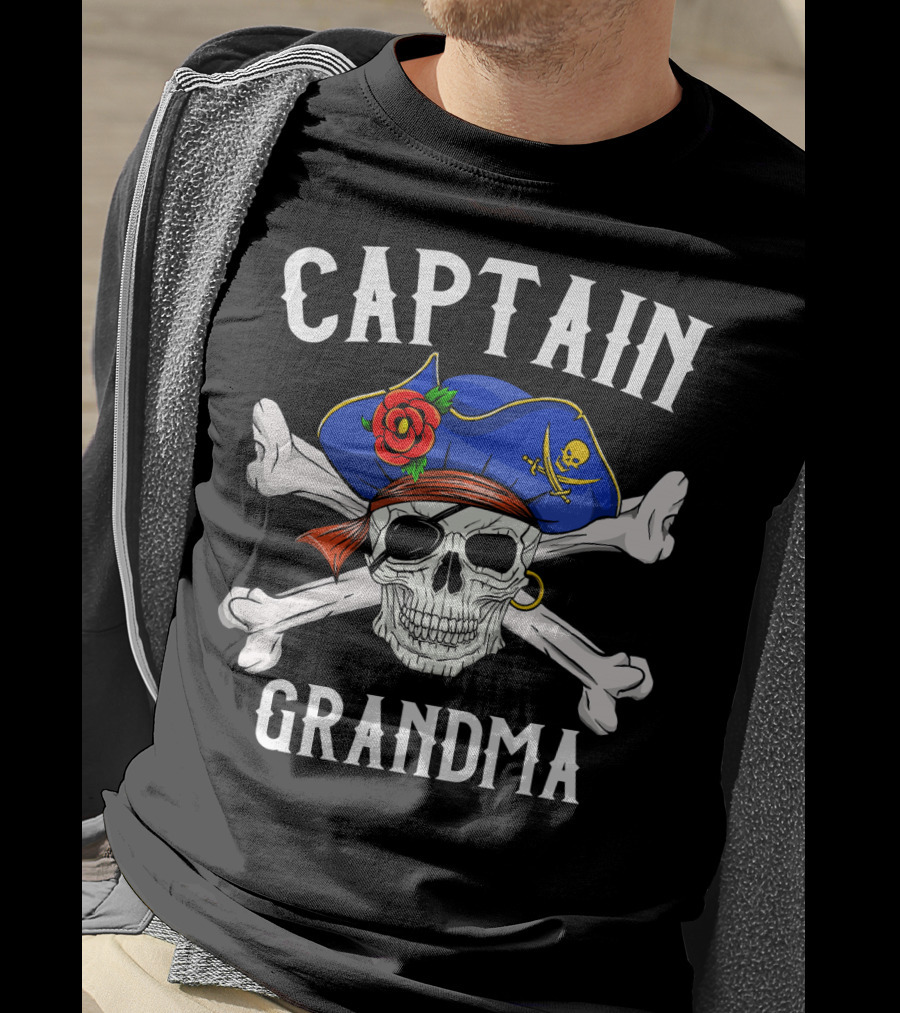 Captain Grandma Funny Pirate Skull Crossbones T-Shirt