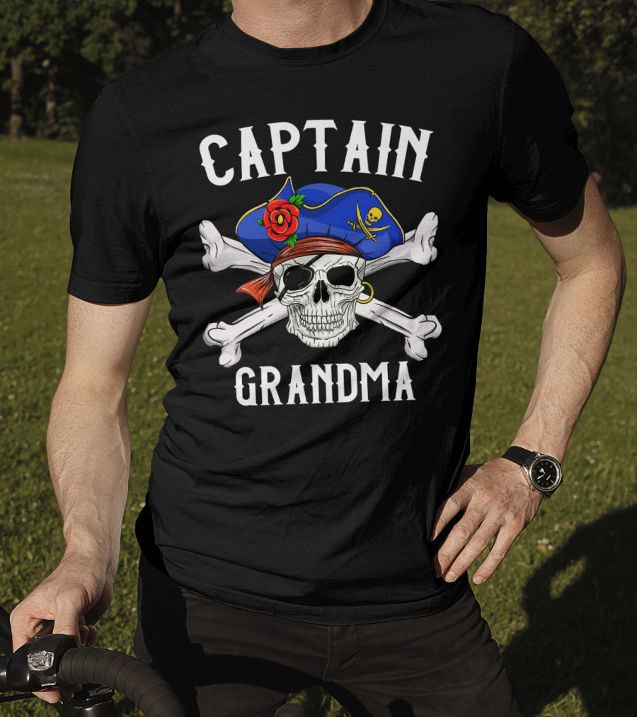 Captain Grandma Funny Pirate Skull Crossbones T-Shirt