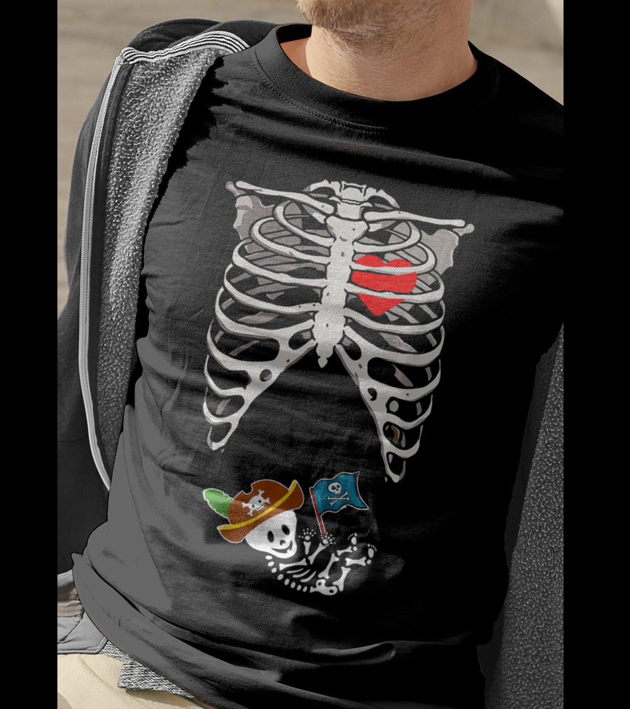 Halloween Pregnancy Pirate Skeleton Dad Heart With Baby Skeleton Pirate Hat And Flag T-Shirt
