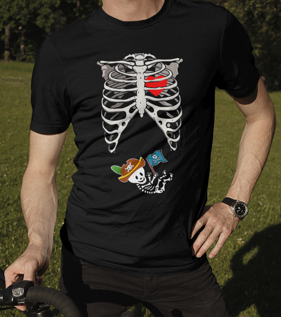 Halloween Pregnancy Pirate Skeleton Dad Heart With Baby Skeleton Pirate Hat And Flag T-Shirt