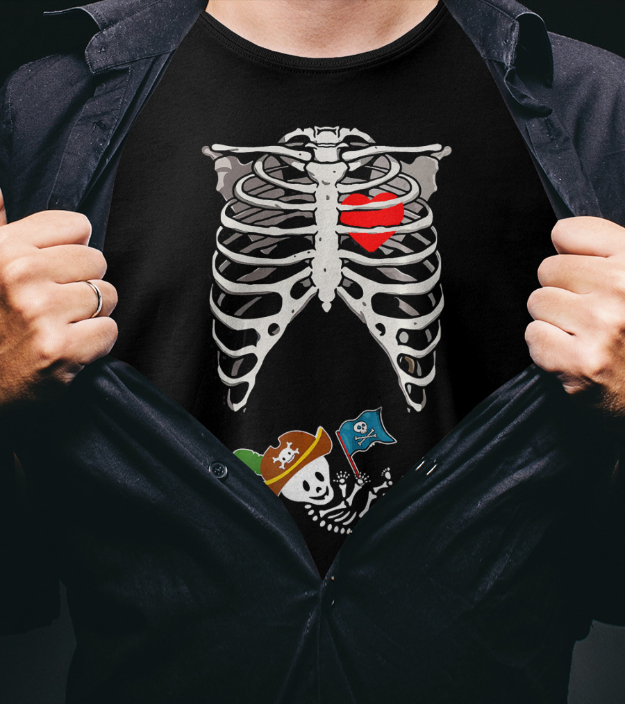 Halloween Pregnancy Pirate Skeleton Dad Heart With Baby Skeleton Pirate Hat And Flag T-Shirt