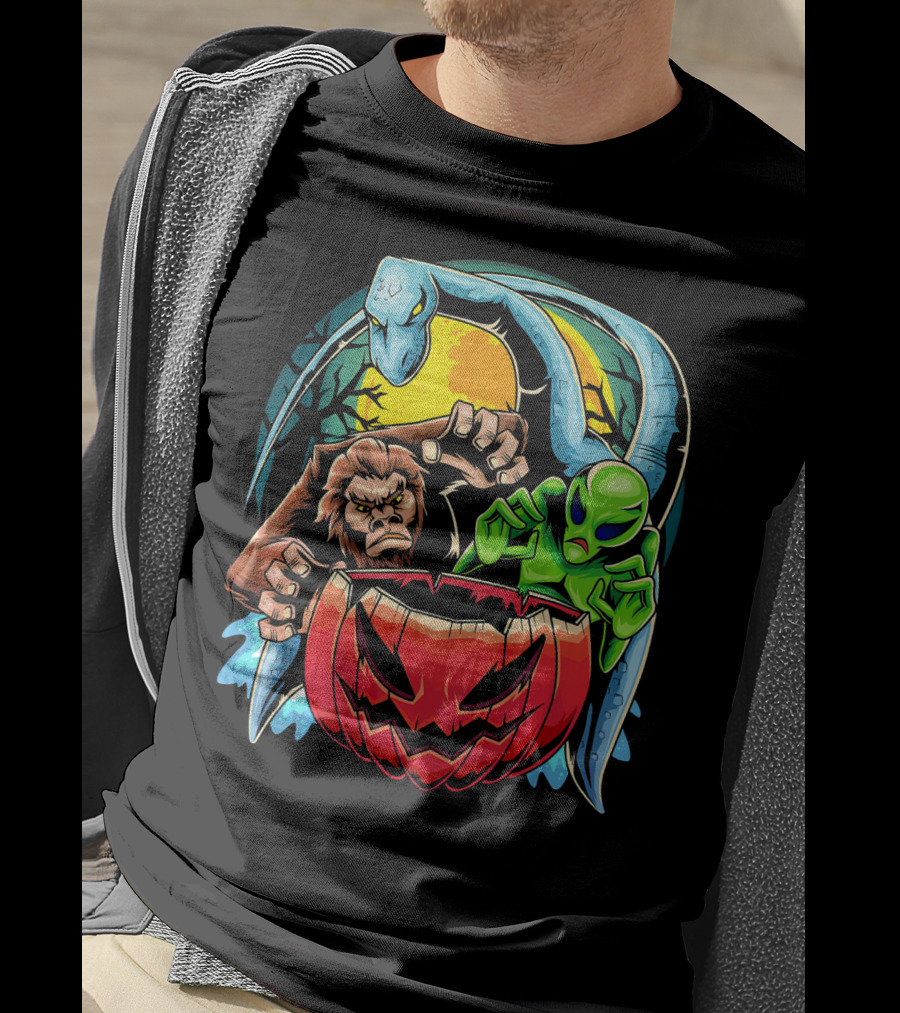 Bigfoot The Loch Ness Monster Alien With Pumpkin Halloween Scene T-Shirt