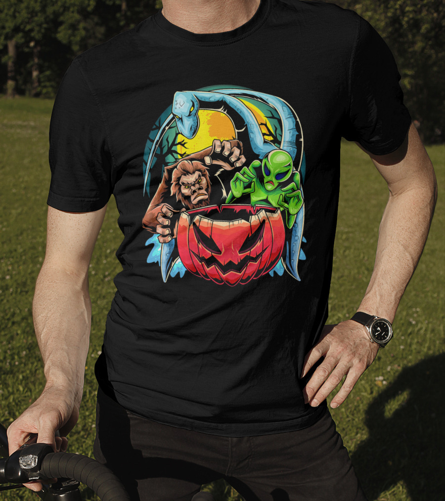 Bigfoot The Loch Ness Monster Alien With Pumpkin Halloween Scene T-Shirt