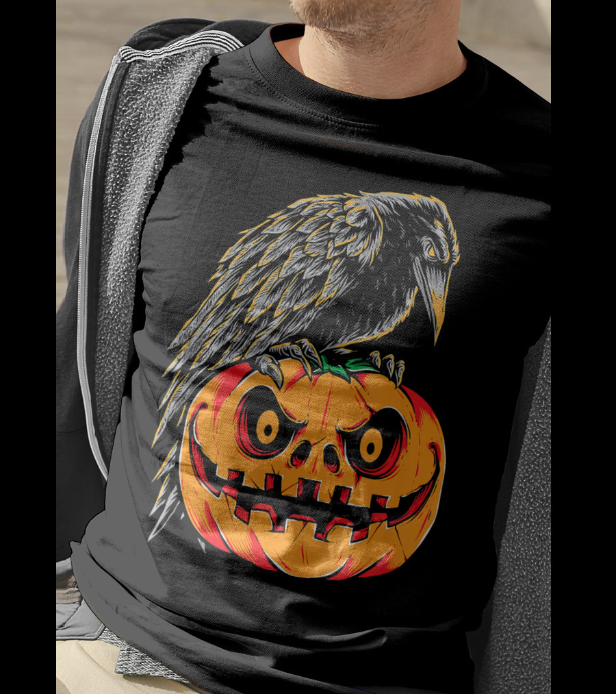 Creepy Black Raven Perched On Retro Vintage Pumpkin Halloween T-Shirt
