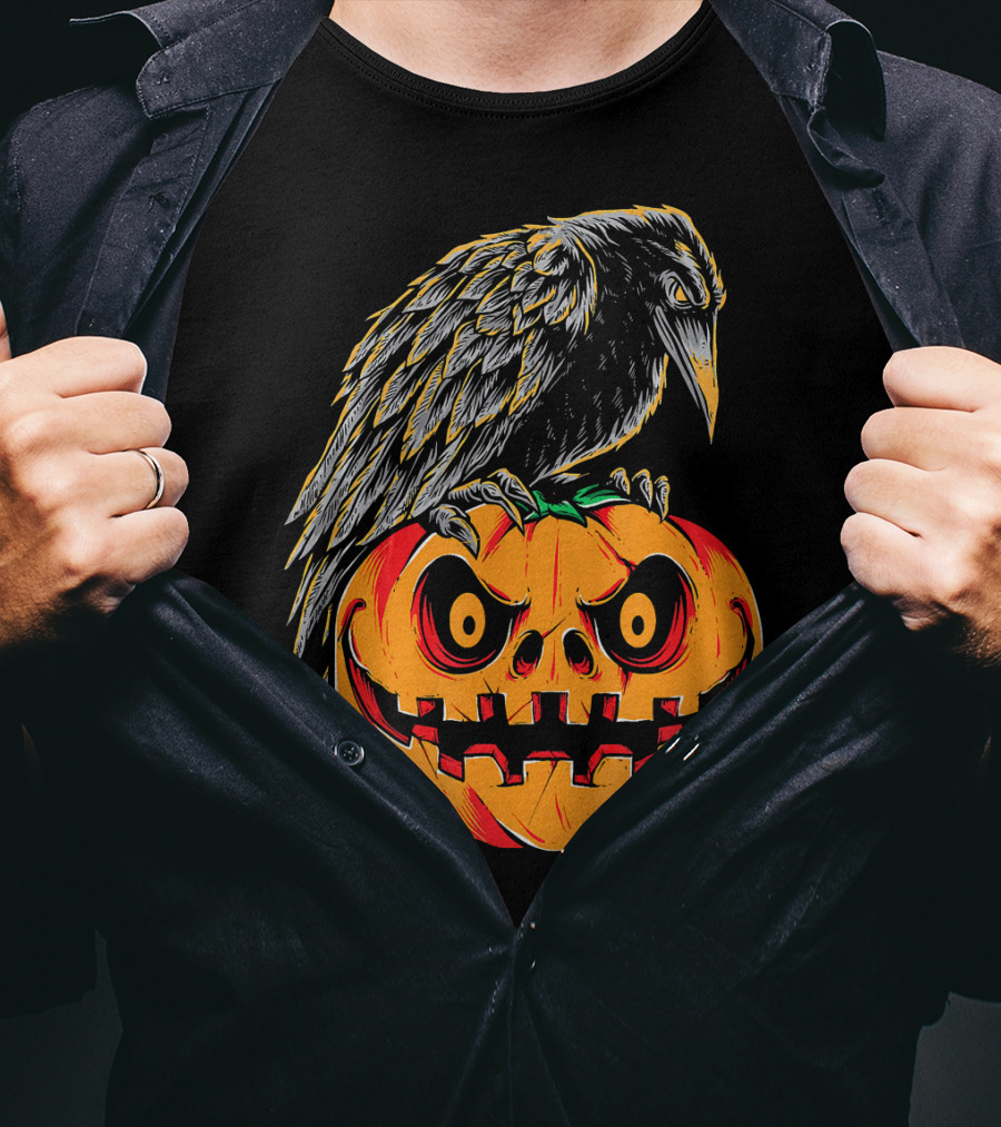 Creepy Black Raven Perched On Retro Vintage Pumpkin Halloween T-Shirt