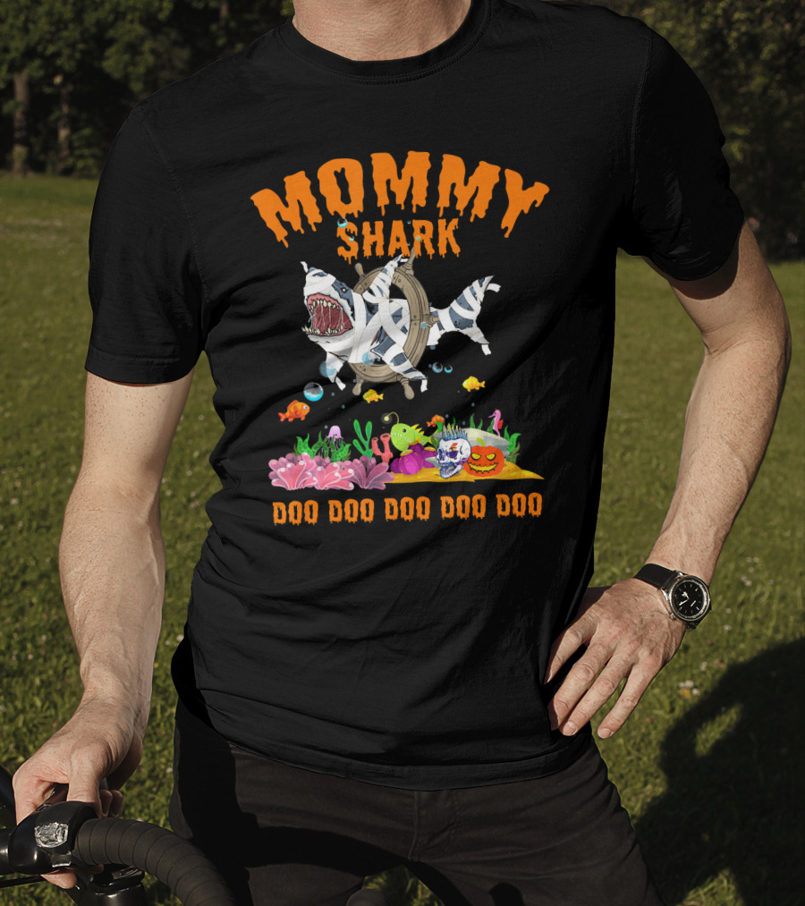 Mommy Shark Halloween Costume Doo Doo Doo Doo Doo T-Shirt