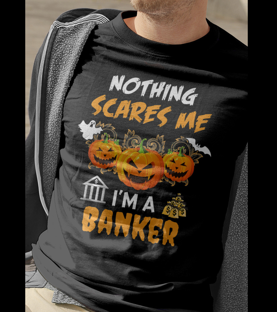Nothing Scares Me I'm A Banker Funny Halloween Pumpkins Ghost Bat Money T-Shirt