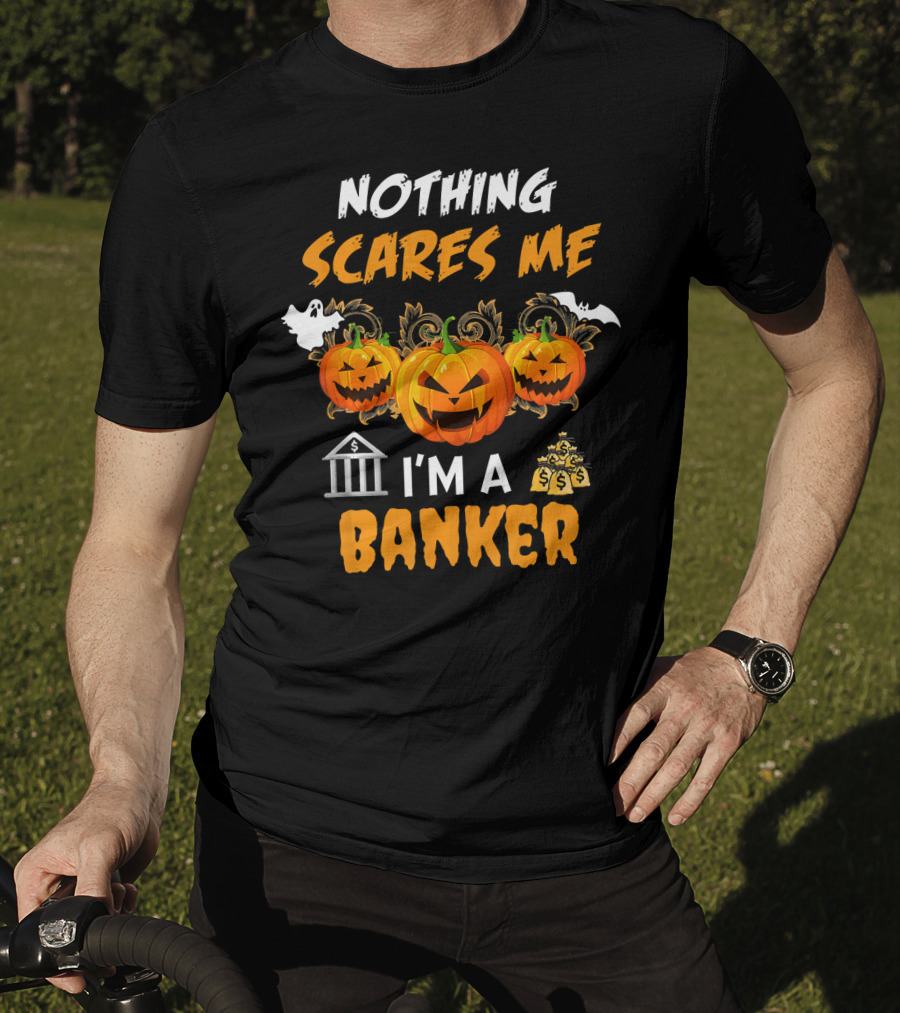 Nothing Scares Me I'm A Banker Funny Halloween Pumpkins Ghost Bat Money T-Shirt