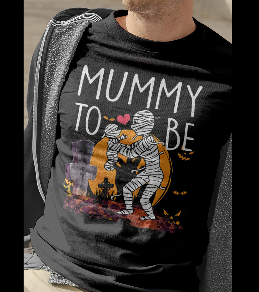 Mummy To Be Halloween Mummy Scene With Graveyard And Heart T-Shirt
