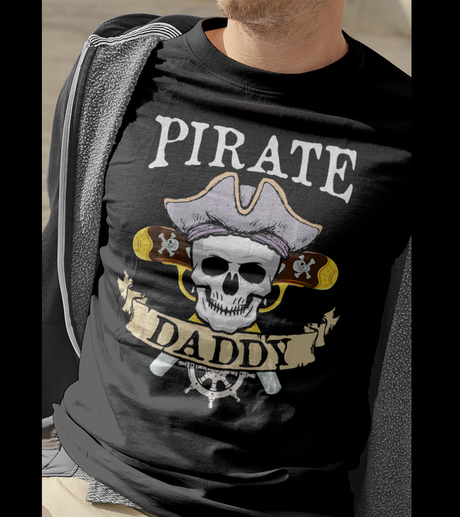 PIRATE DADDY Skull With Pirate Hat And Crossed Pistols Halloween T-Shirt