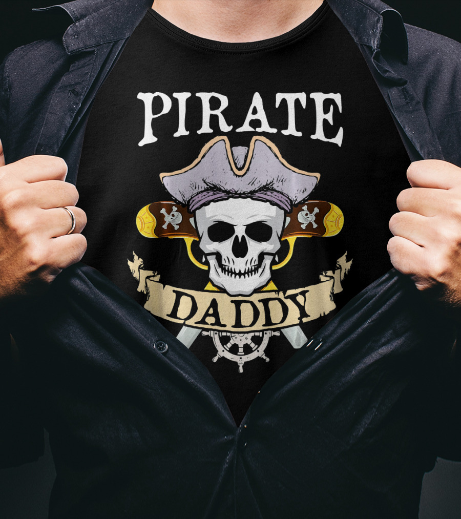 PIRATE DADDY Skull With Pirate Hat And Crossed Pistols Halloween T-Shirt