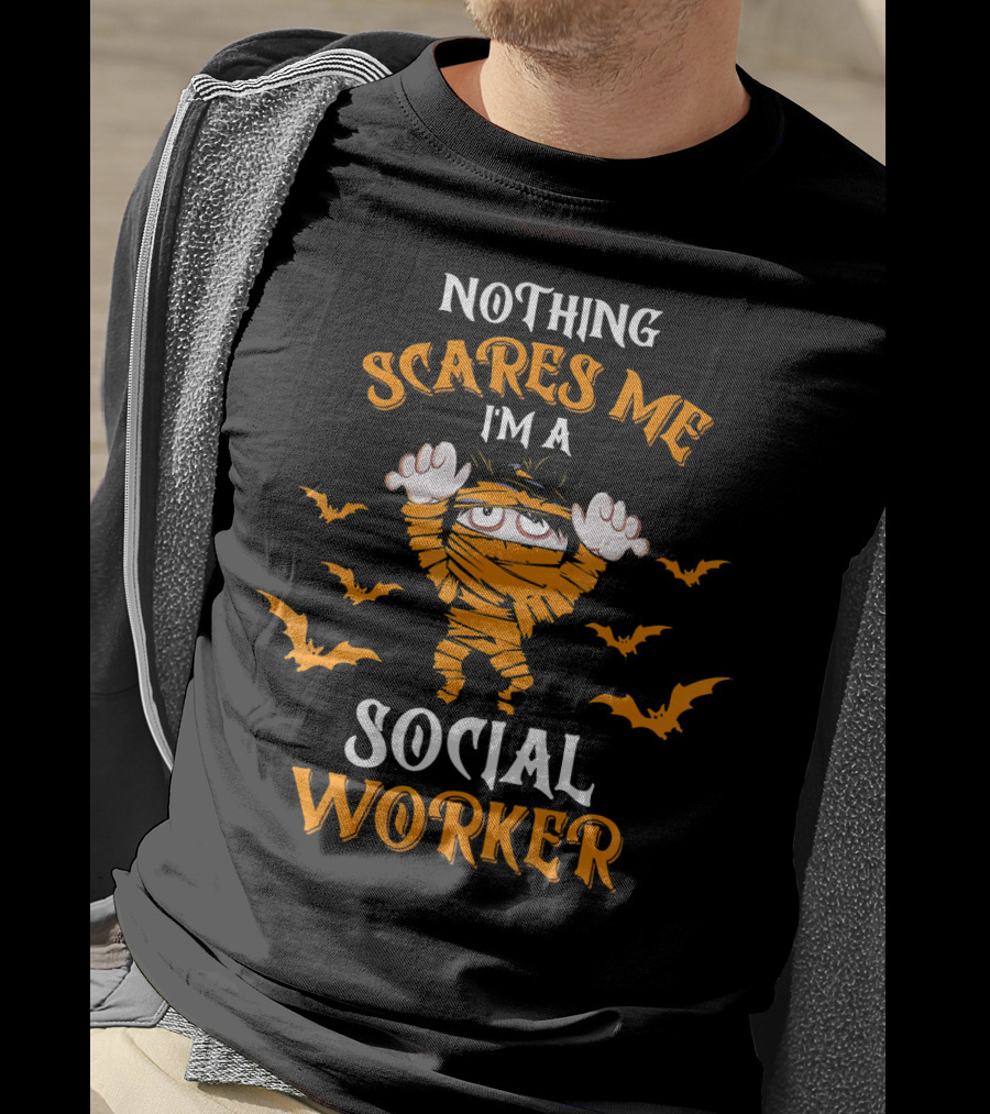 Nothing Scares Me I'm A Social Worker Halloween Mummy And Bats T-Shirt