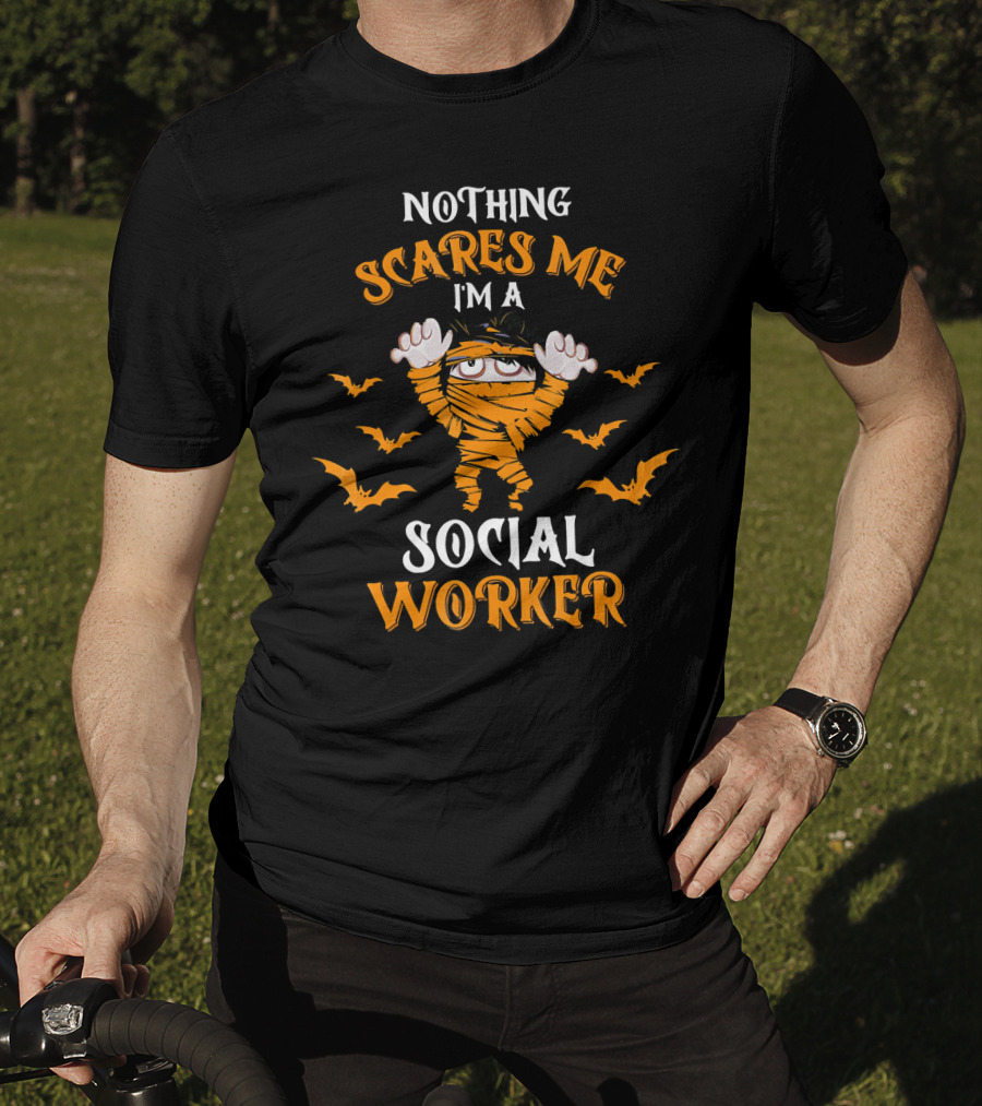 Nothing Scares Me I'm A Social Worker Halloween Mummy And Bats T-Shirt