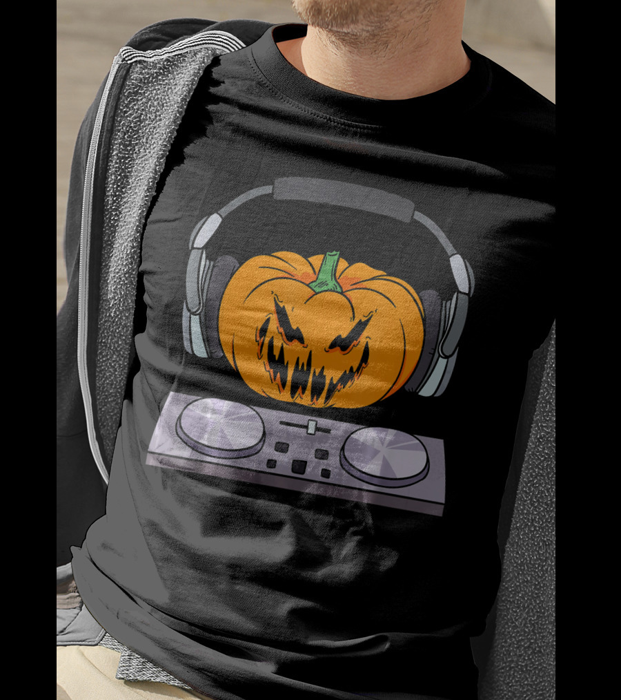 Halloween Scary Pumpkin DJ Music Turntable With Headphones T-Shirt