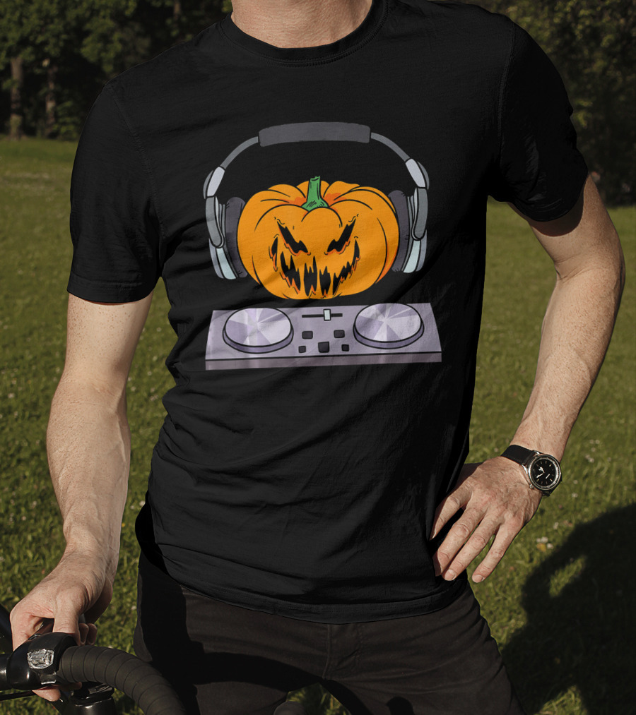 Halloween Scary Pumpkin DJ Music Turntable With Headphones T-Shirt