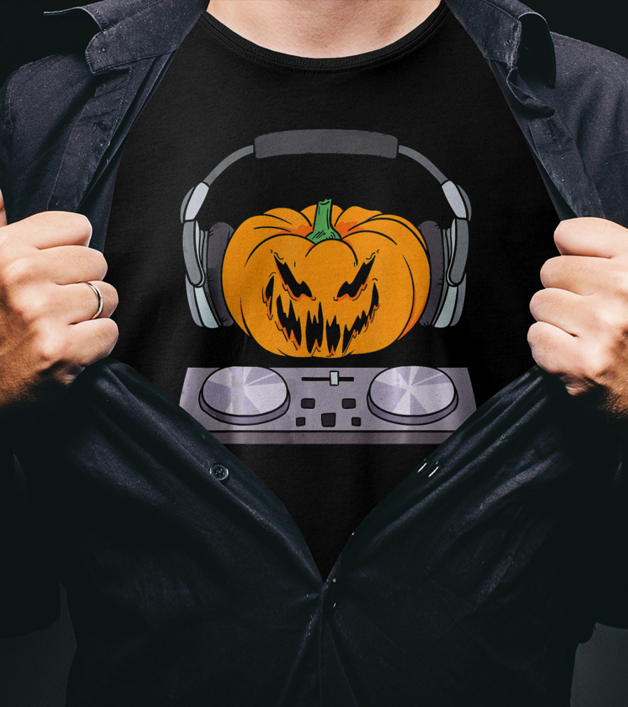 Halloween Scary Pumpkin DJ Music Turntable With Headphones T-Shirt