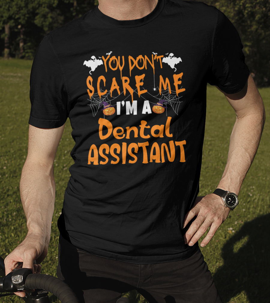 You Don't Scare Me I'm A Dental Assistant Halloween Bats And Pumpkins T-Shirt