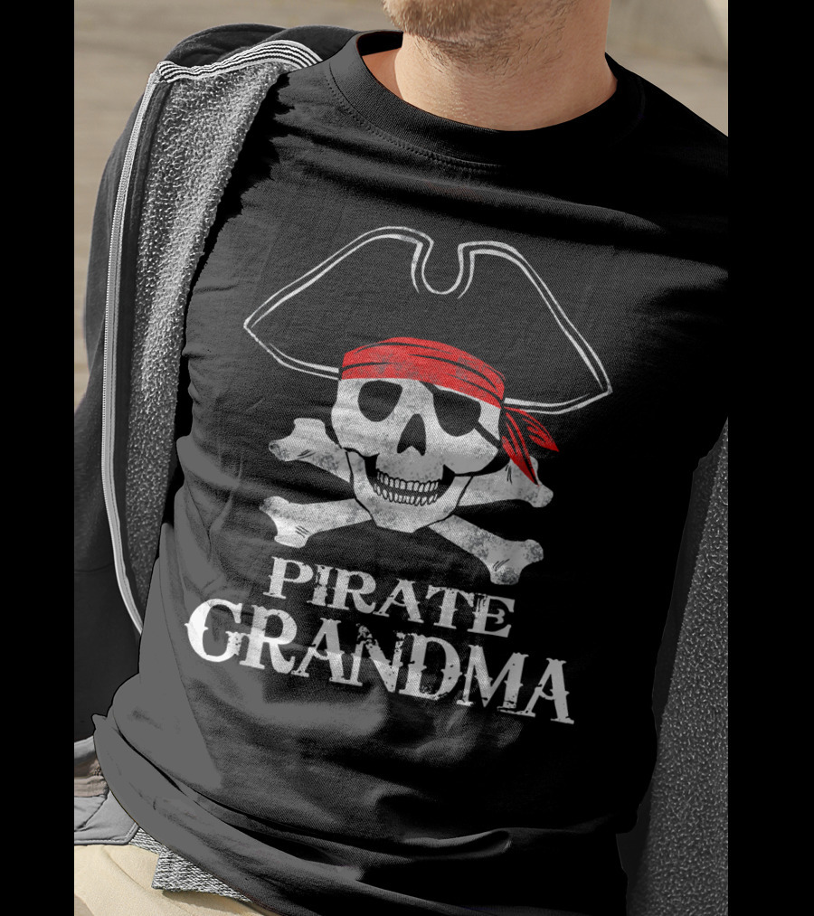 Pirate Grandma Skull Crossbones Red Bandana T-Shirt