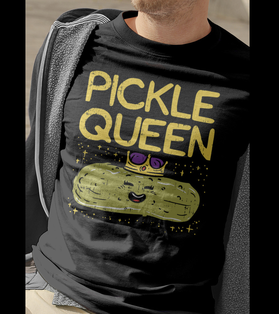 PICKLE QUEEN Funny Cartoon Pickle Wearing Crown And Sunglasses T-Shirt