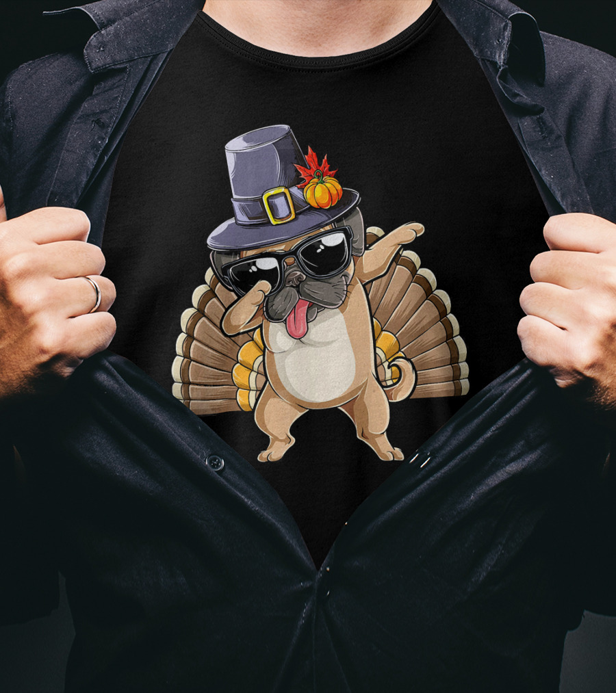 Thanksgiving Pug Dabbing With Pilgrim Hat And Turkey Feathers T-Shirt
