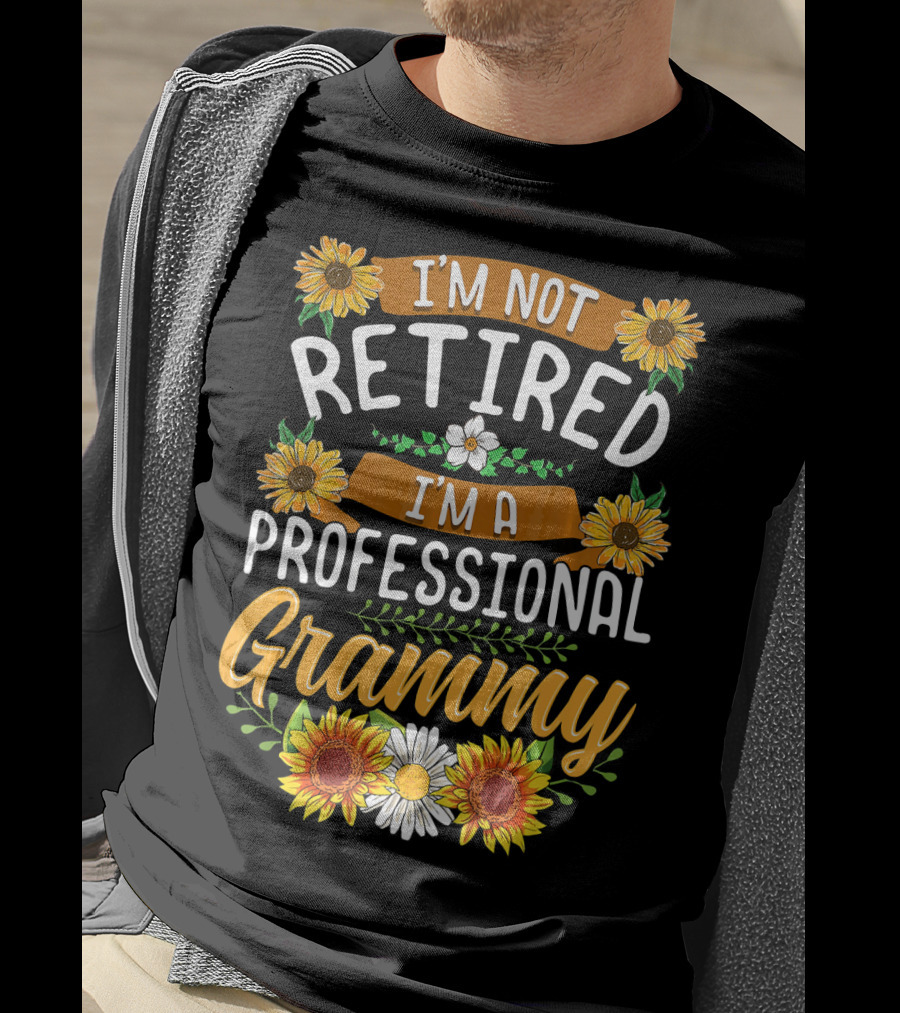 I'm Not Retired I'm A Professional Grammy Sunflowers And Daisies T-Shirt