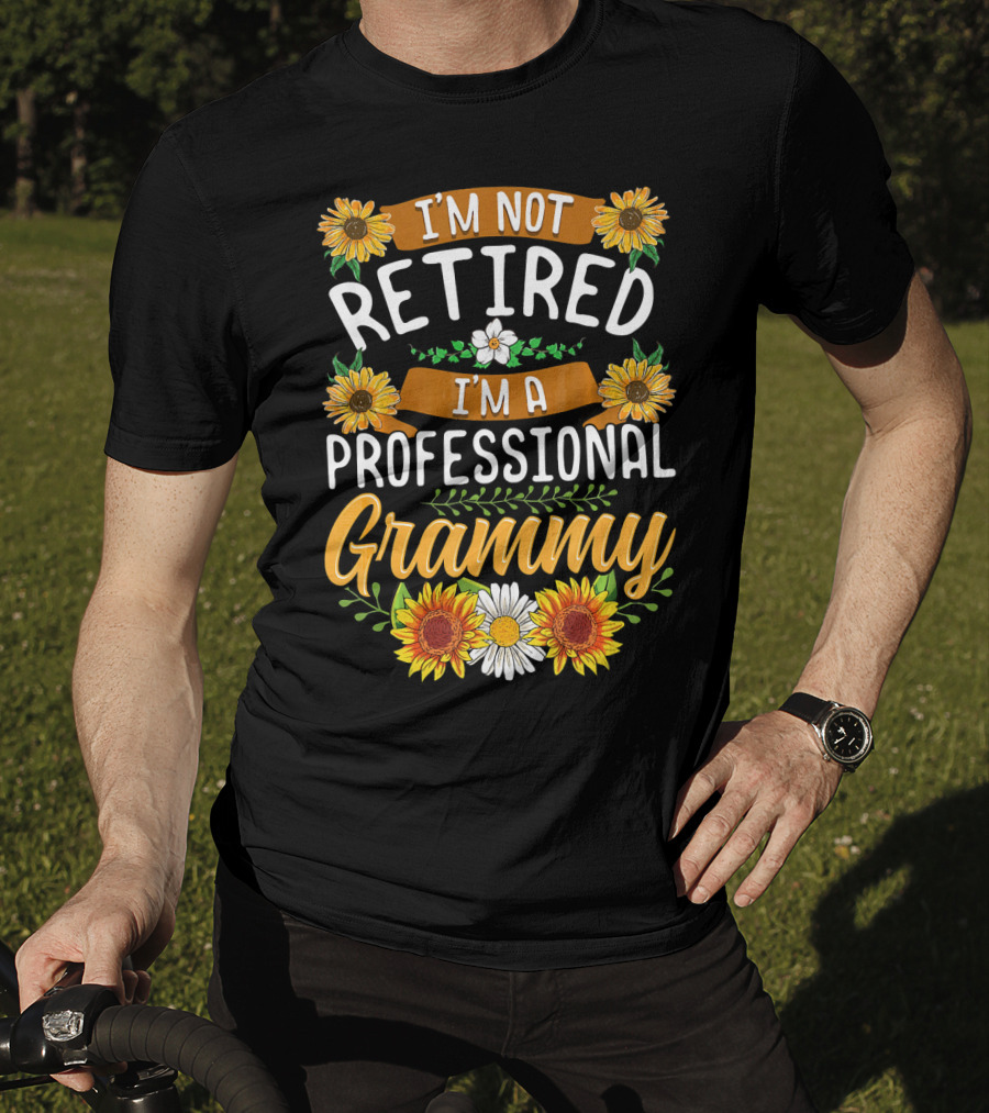 I'm Not Retired I'm A Professional Grammy Sunflowers And Daisies T-Shirt