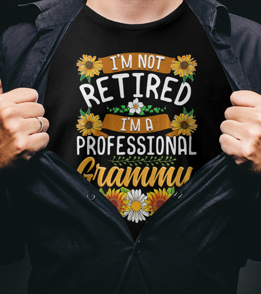 I'm Not Retired I'm A Professional Grammy Sunflowers And Daisies T-Shirt