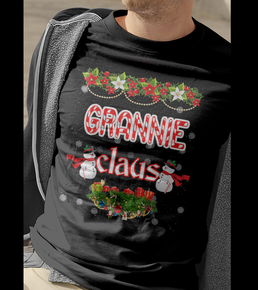 Grannie Claus Christmas Holly Snowflakes Snowmen Garland T-Shirt
