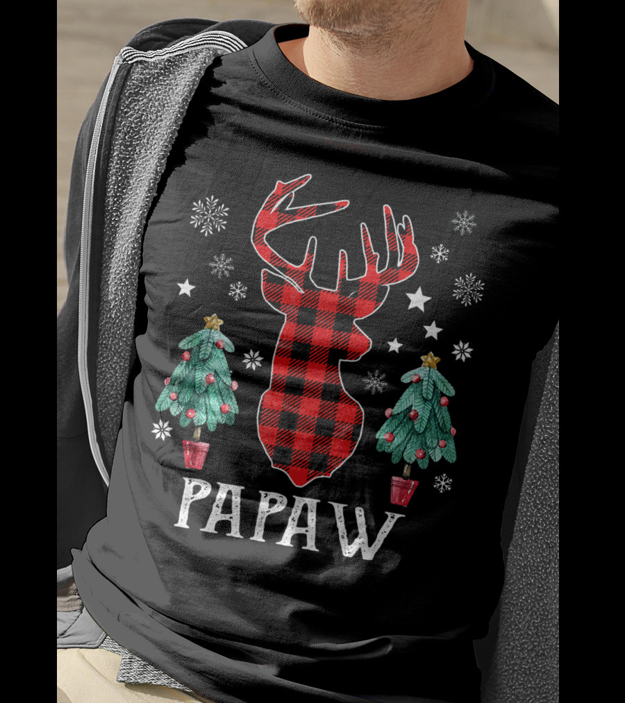 Papaw Plaid Reindeer Christmas Trees And Snowflakes Family Fun T-Shirt
