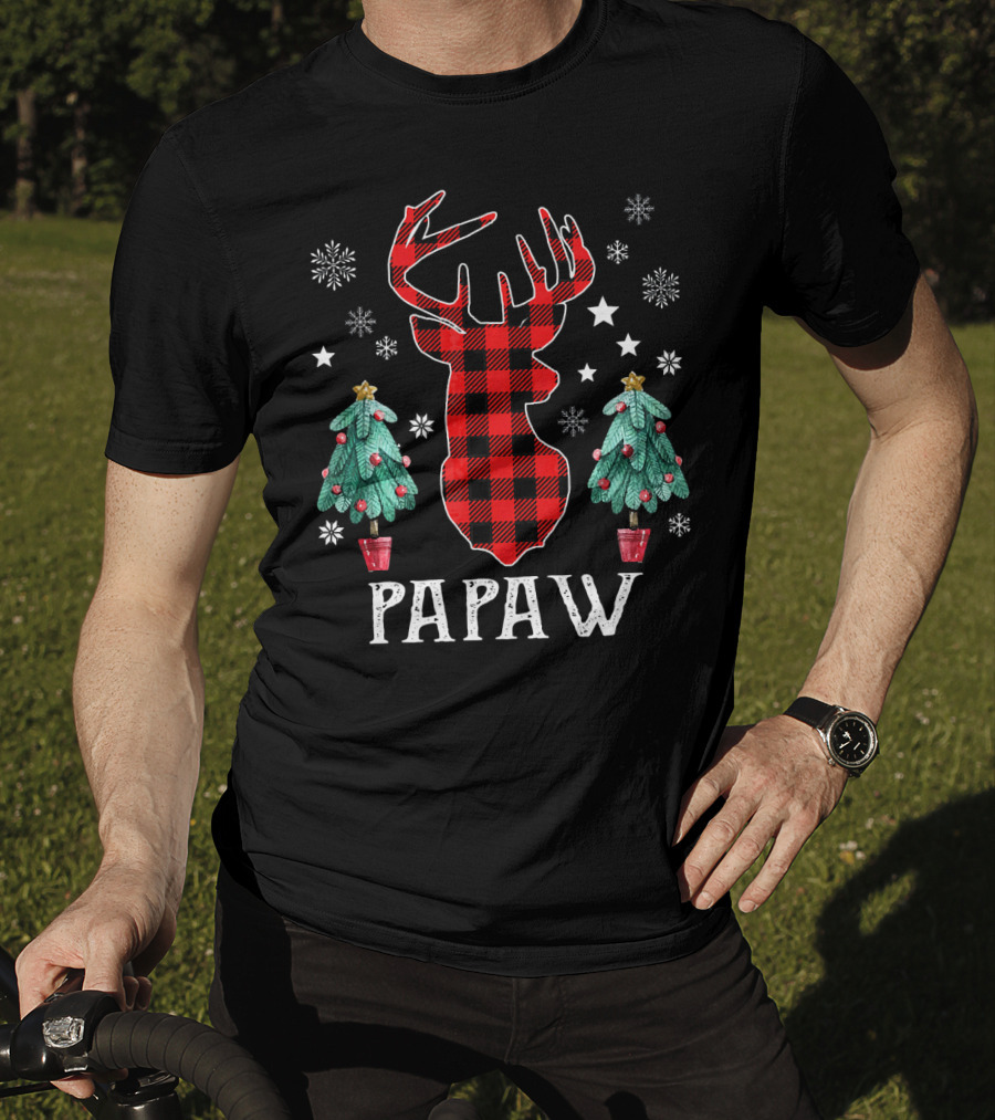 Papaw Plaid Reindeer Christmas Trees And Snowflakes Family Fun T-Shirt