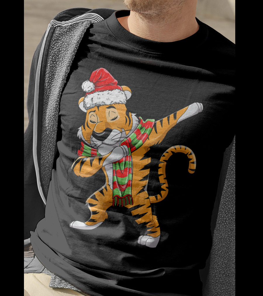 Dabbing Santa Tiger With Christmas Scarf T-Shirt