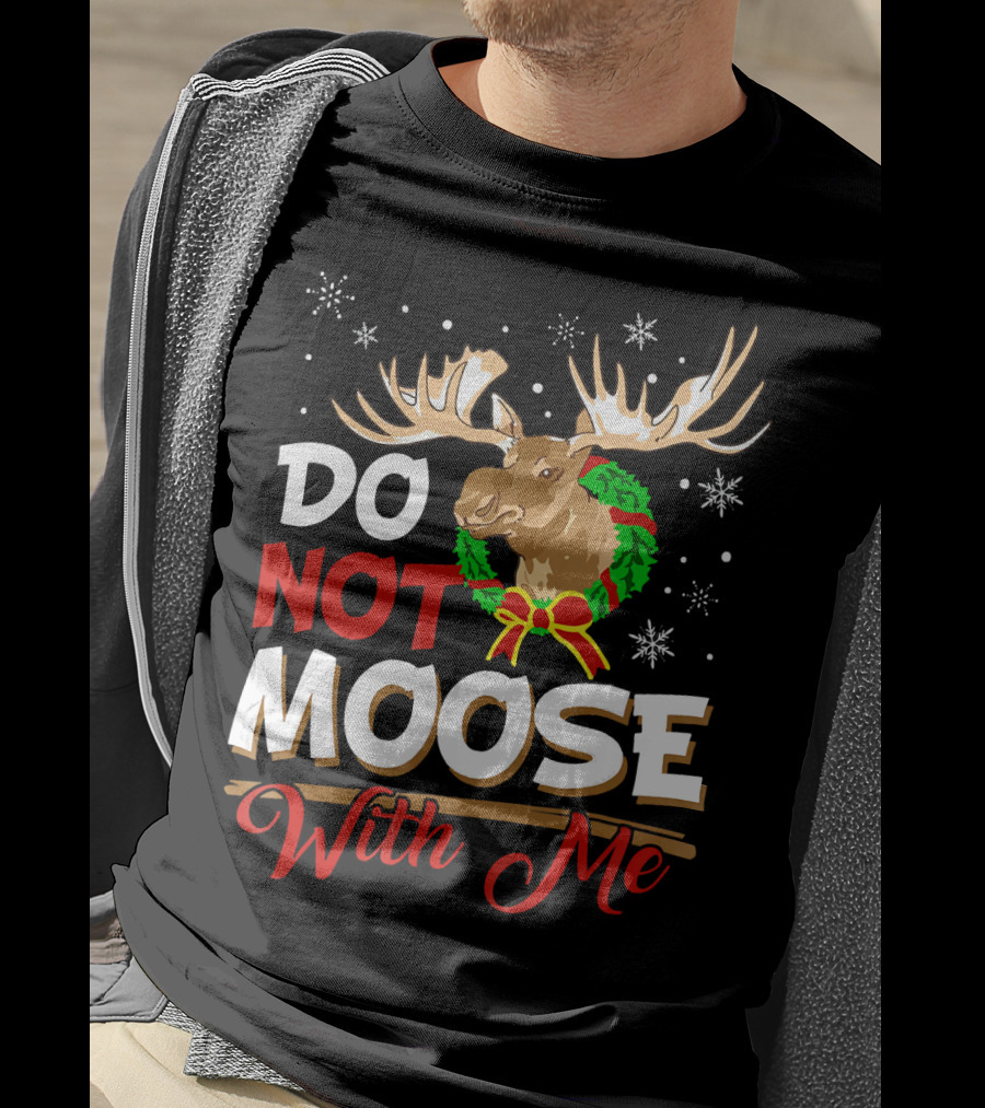Do Not Moose With Me Funny Christmas Moose Wreath Snowflakes T-Shirt