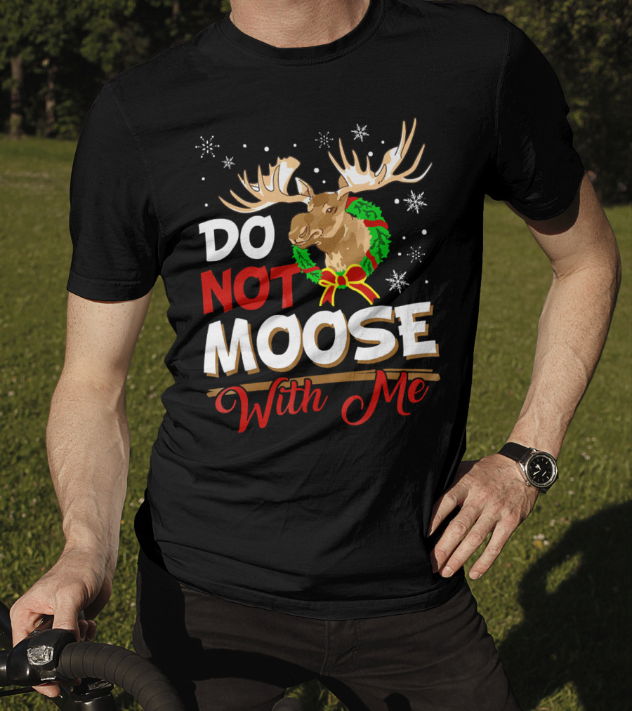 Do Not Moose With Me Funny Christmas Moose Wreath Snowflakes T-Shirt