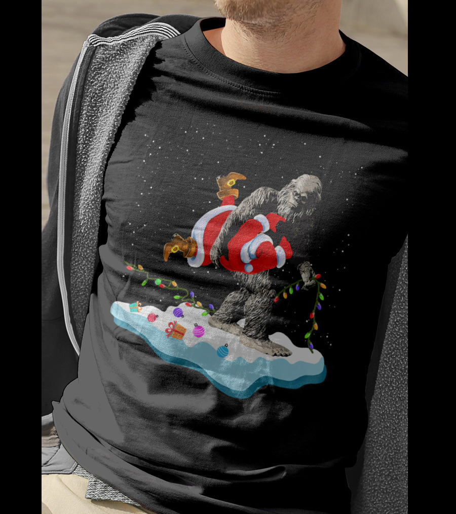 Bigfoot Abducts Santa On Christmas Eve T-Shirt