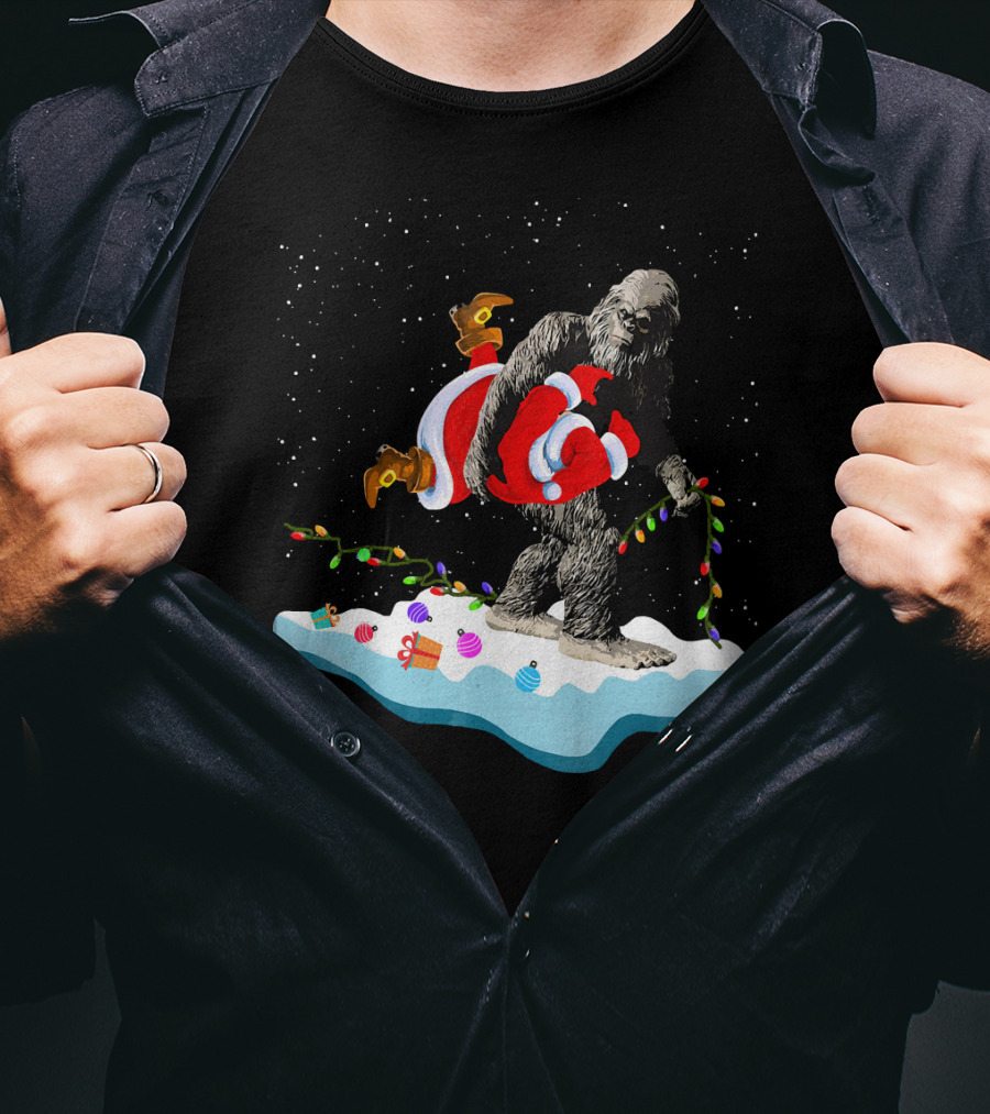 Bigfoot Abducts Santa On Christmas Eve T-Shirt