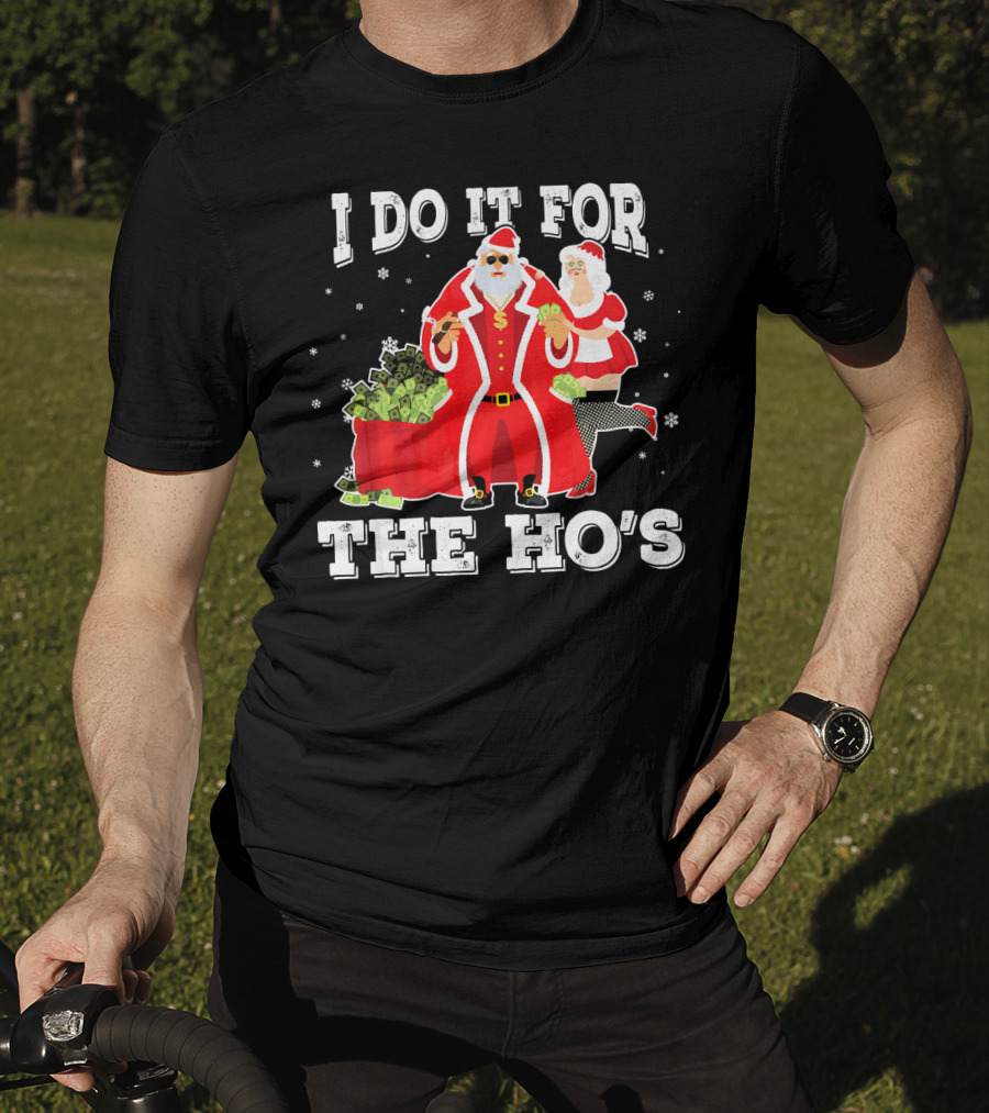 I Do It For The Ho's Santa With Money Bag And Mrs. Claus T-Shirt