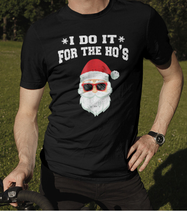 I Do It For The Ho's Funny Christmas Santa Red Hat Sunglasses T-Shirt