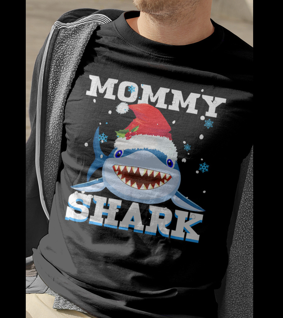 Mommy Shark Santa Hat Christmas Snowflakes T-Shirt