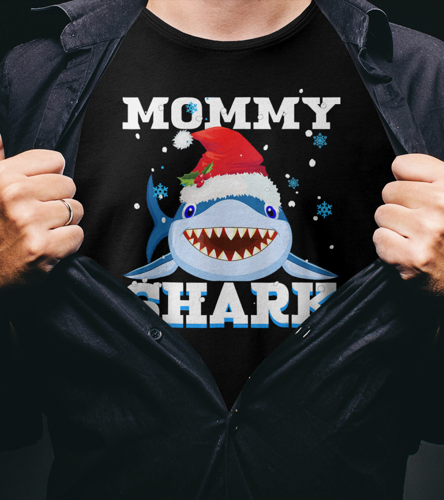 Mommy Shark Santa Hat Christmas Snowflakes T-Shirt