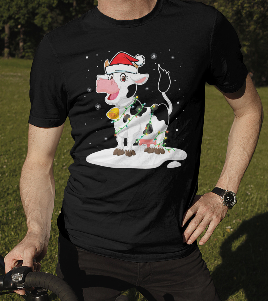 Lovely Cow Santa Xmas Lights On Snowy Tree Scene T-Shirt