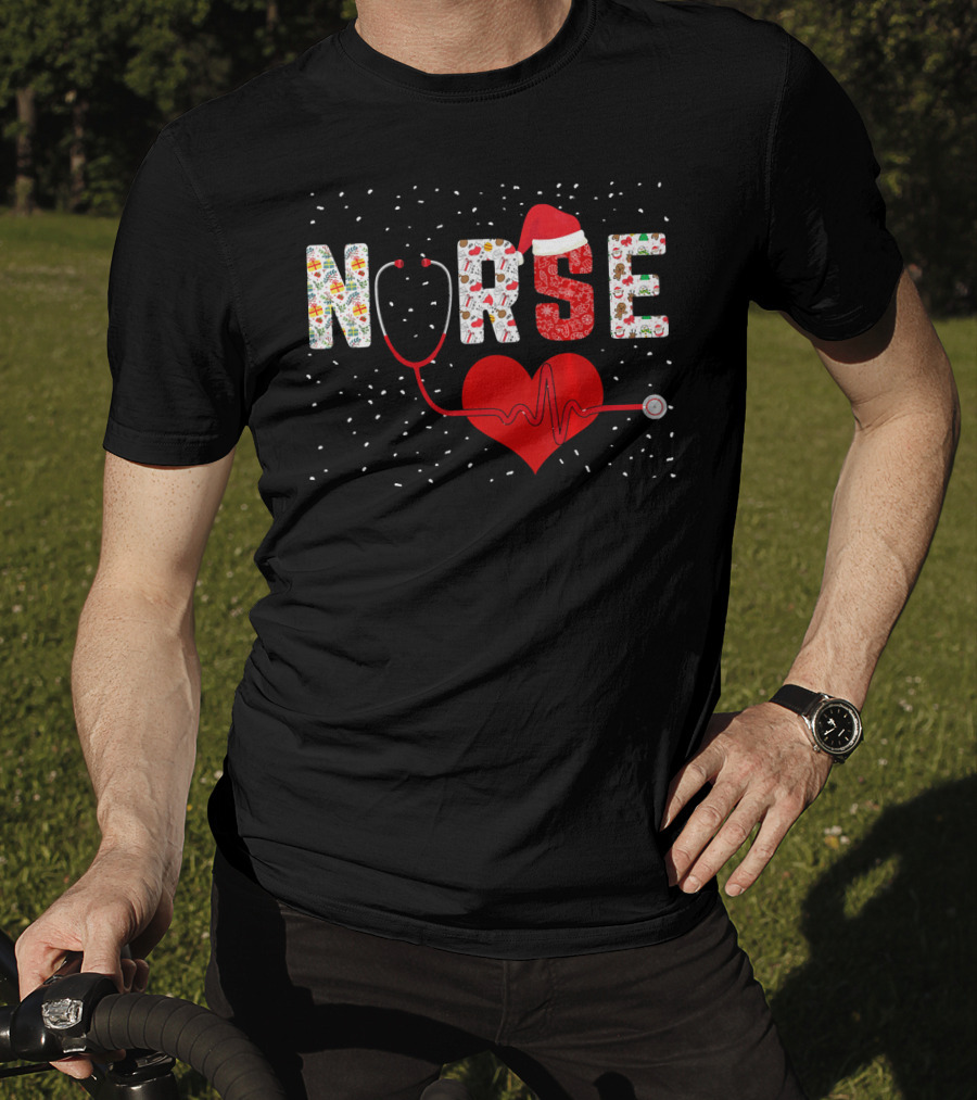 Nurse Christmas Heart Stethoscope Snowflakes Santa Hat T-Shirt