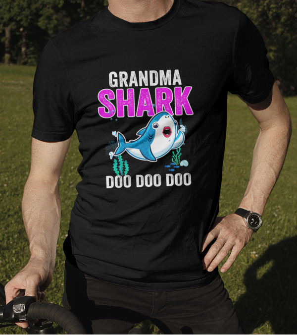 Grandma Shark Doo Doo Doo Christmas T-Shirt